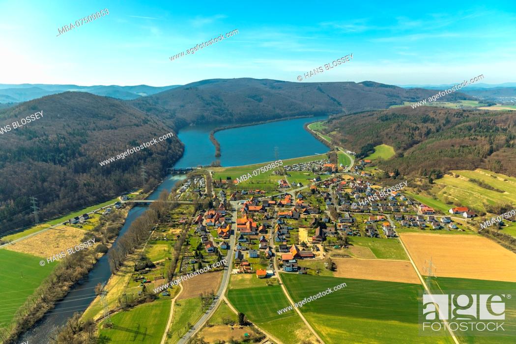 Imagen: Affolderner See and village Affoldern in Edertal, Waldeck-Frankenberg district in northern Hesse, Hesse, Germany.