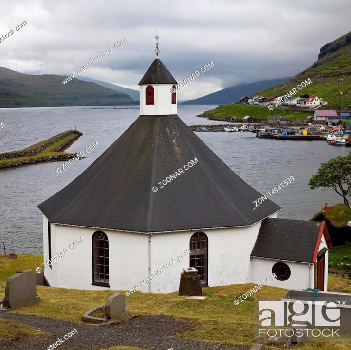 Imagen: Die achteckige Kirche mit Blick auf den Atlantik in dem kleinen Ort Haldarsvik, Streymoy, Faeroeer, Føroyar, Daenemark, Europa.