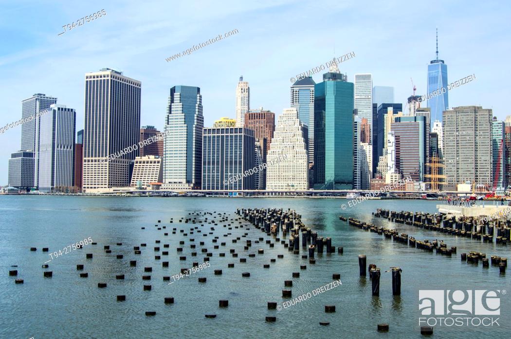 Photo de stock: Downtown Manhattan skyline from the Brooklyn Bridge Park.