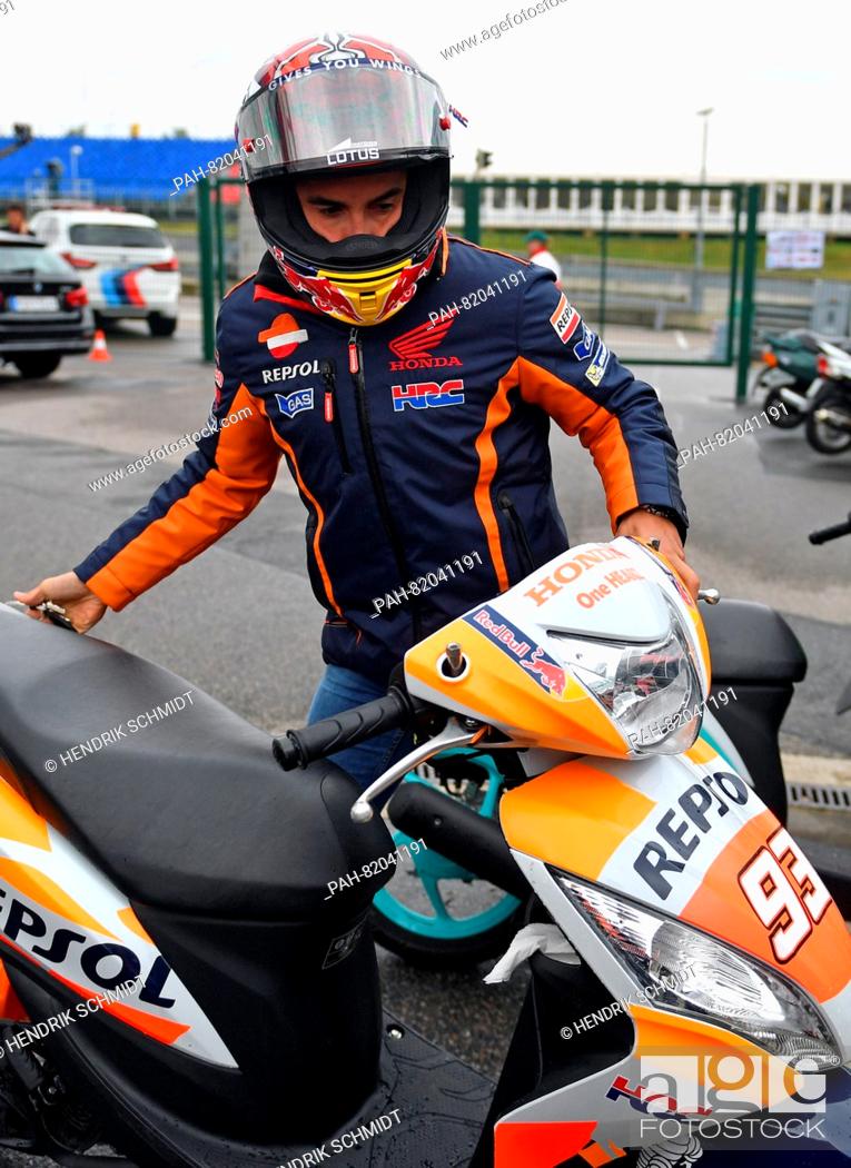 negar sólido problema Spanish MotoGP driver Marc Marquez from the Repsol Honda Team arrives by  scooter to a press..., Foto de Stock, Imagen Derechos Protegidos Pic.  PAH-82041191 | agefotostock