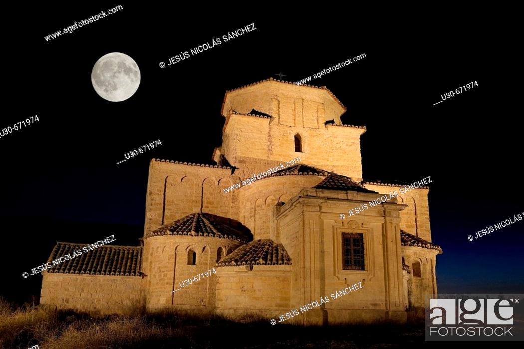 Photo de stock: Romanesque church of Nuestra Señora de la Anunciada (built 11th century and refurbished 17th century). Urueña. Valladolid province, Spain.