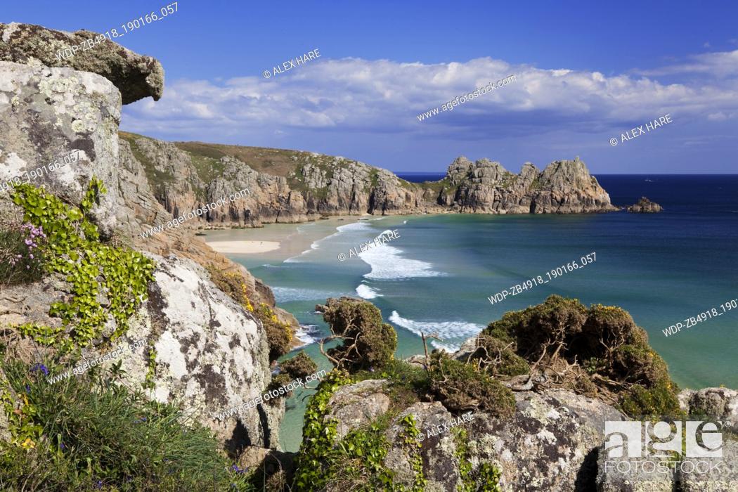 Imagen: A view of the sandy beach at Porthcurno with Logan rock in the distance.