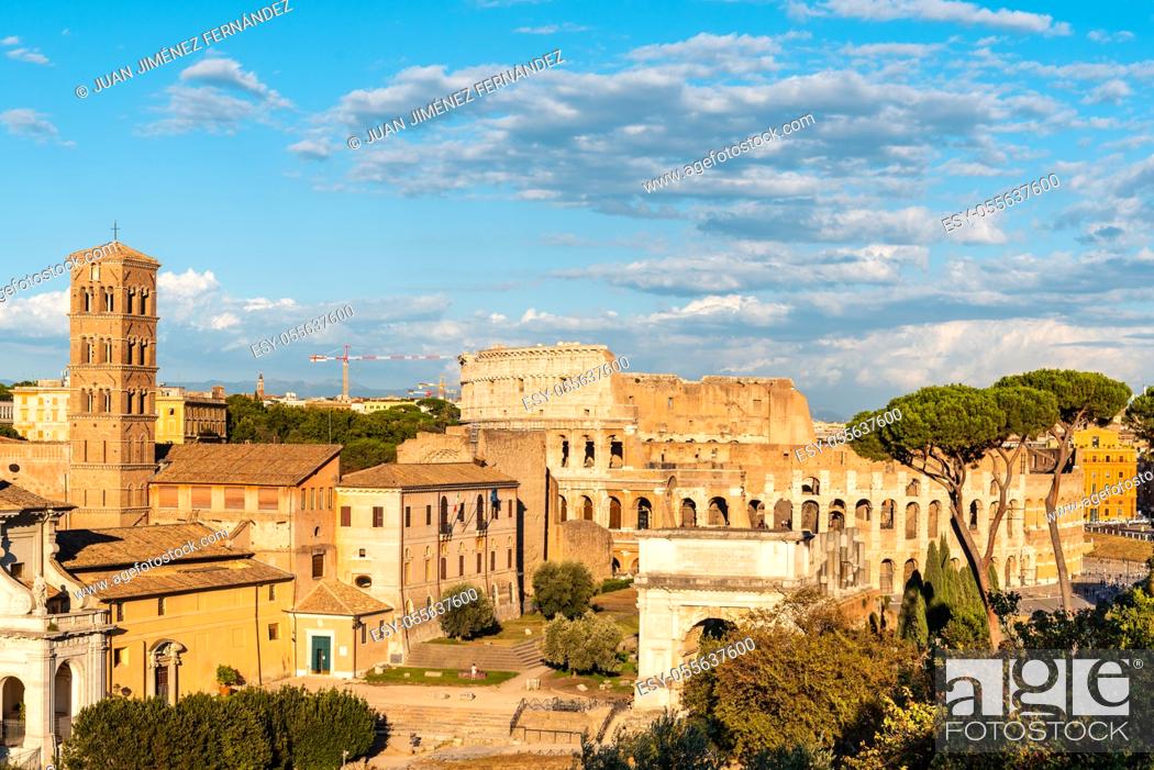 Imagen: View of Forum of Rome and Colosseum a sunny summer day in Rome. It was for centuries the center of Roman public life.