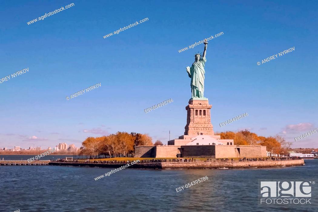 Imagen: New York, USA - October 15, 2017: Statue of Liberty is the symbol of America. Free people. The symbol of freedom.