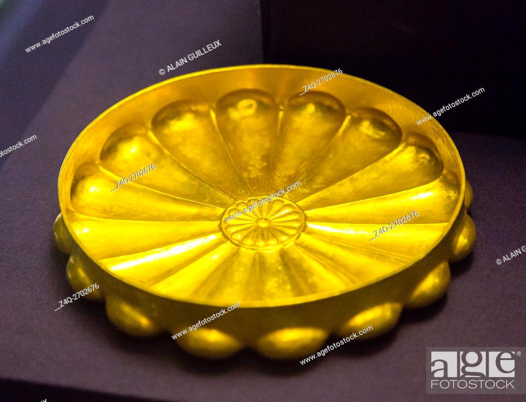 Stock Photo: Egypt, Cairo, Egyptian Museum, dishes found in the royal necropolis of Tanis, burial of Psusennes : Gold cup in the shape of a flower with 16 petals and a.