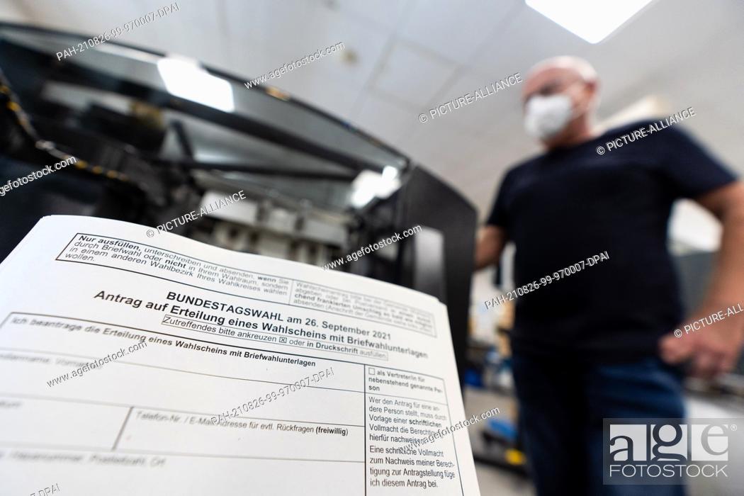 Stock Photo: 25 August 2021, Bavaria, Bayreuth: Printing operator Klaus Löhr monitors the work of the inserting machine in the printing and inserting center of the Bavarian.