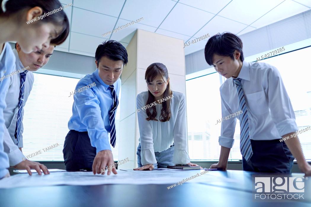 Imagen: Japanese businesspeople in a meeting.