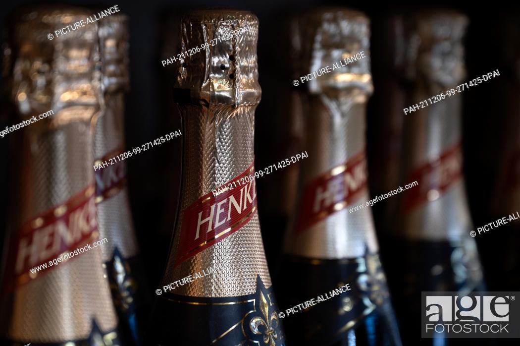 Imagen: 09 November 2021, Hessen, Wiesbaden: Bottles of Henkell sparkling wine stand in the sales room at the Henkell & Co. sparkling wine cellar.