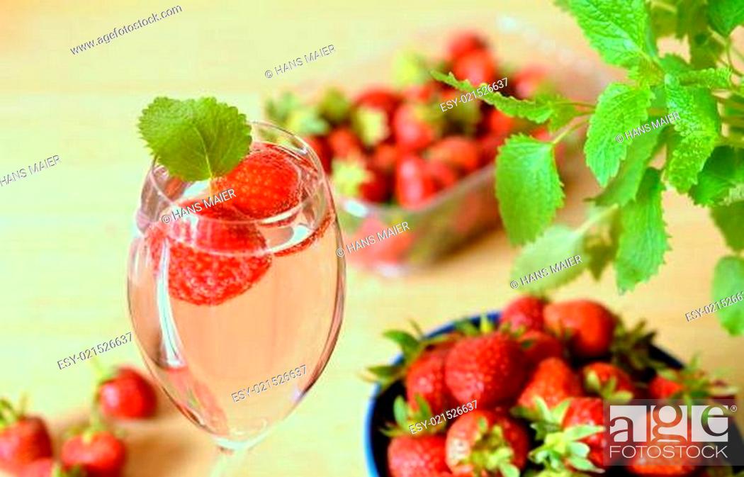Erdbeeren mit Sekt, Stock Photo, Picture And Low Budget Royalty Free ...
