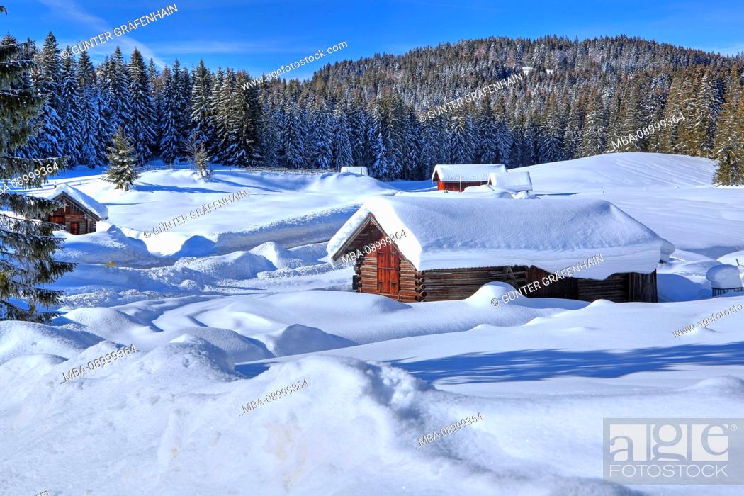 Imagen: Winterly snowy huts in the Elmau, at Klais, Mittenwald, Upper Bavaria, Bavaria, Germany.