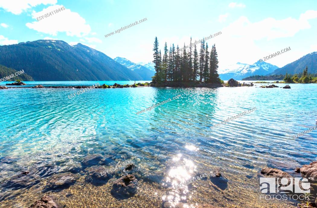 Photo de stock: Hike to turquoise waters of picturesque Garibaldi Lake near Whistler, BC, Canada. Very popular hike destination in British Columbia.