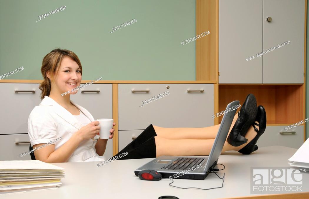 Stock Photo: Frau, Büro, kaffeepause, schreibtisch, computer, pause, feierabend, arbeit, business, geschäftsfrau, jung, lächeln, rechner, schreiben, attraktiv, blond.