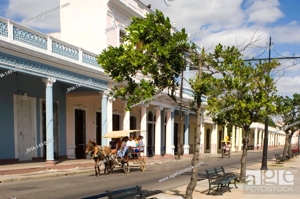Imagen: A horse and carriage going past row of columns in the Paseo del Prado, the main avenue, Cienfuegos, Cuba, West Indies, Central America.
