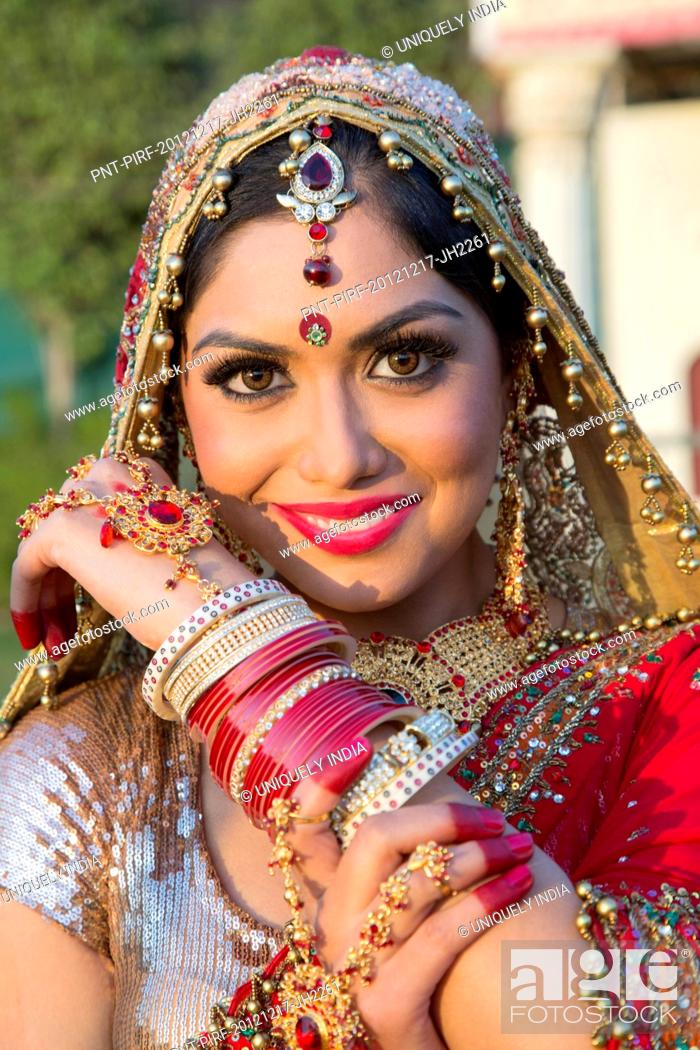Bollywood Studio : Most Popular Poses for a Bridal Portrait Photo shoot-nextbuild.com.vn