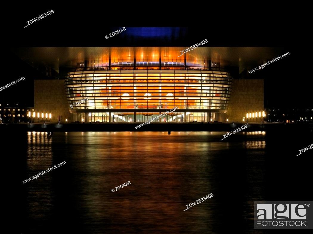 Stock Photo: Das neue Opernhaus in Kopenhagen bei Nacht von der anderen Seite des Hafens aus gesehen / The new opera house of Copenhagen at night seen from the other side of.