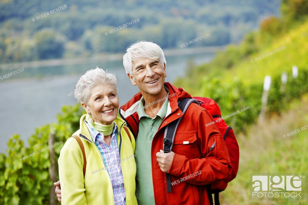 Imagen: Germany, Rheingau, happy senior couple hiking.