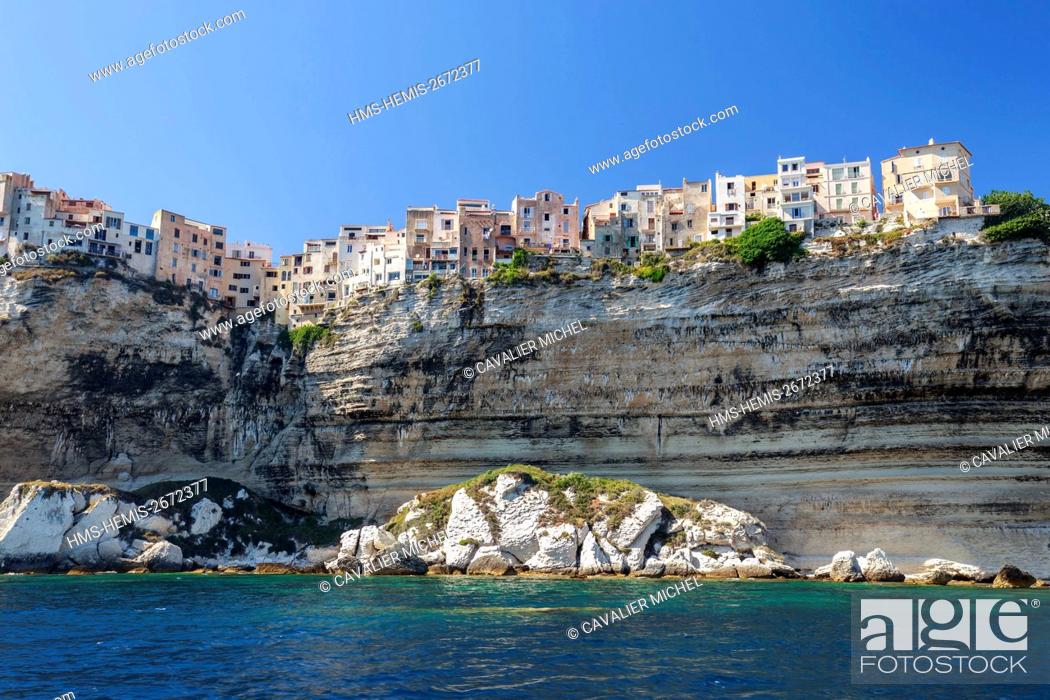 Imagen: France, Corse du Sud, Bonifacio, the old town or High City perched on abrupt cliffs of white limestone.