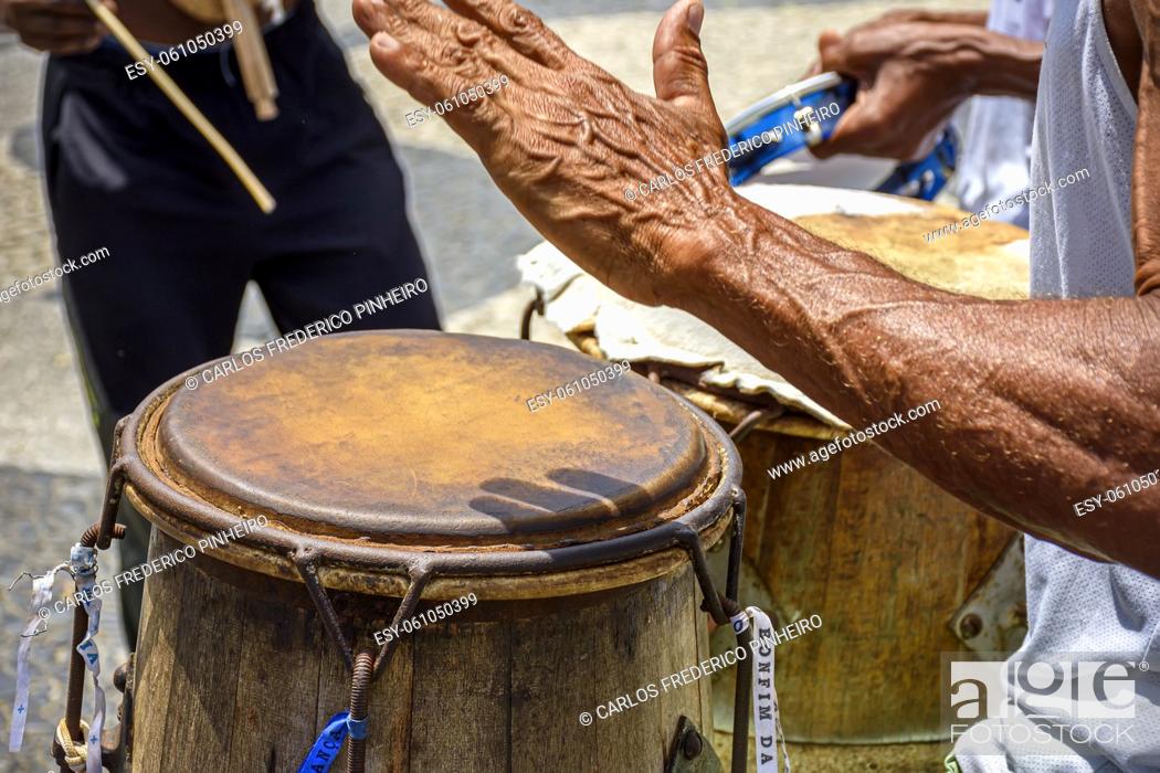 Imagen: Musicians playing traditional instruments used in capoeira, a mix of fight and dance from Afro-Brazilian culture in the streets of Pelourinho in Salvador, Bahia.