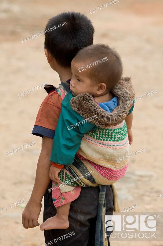 Stock Photo: Laotischer Bub mit Baby.