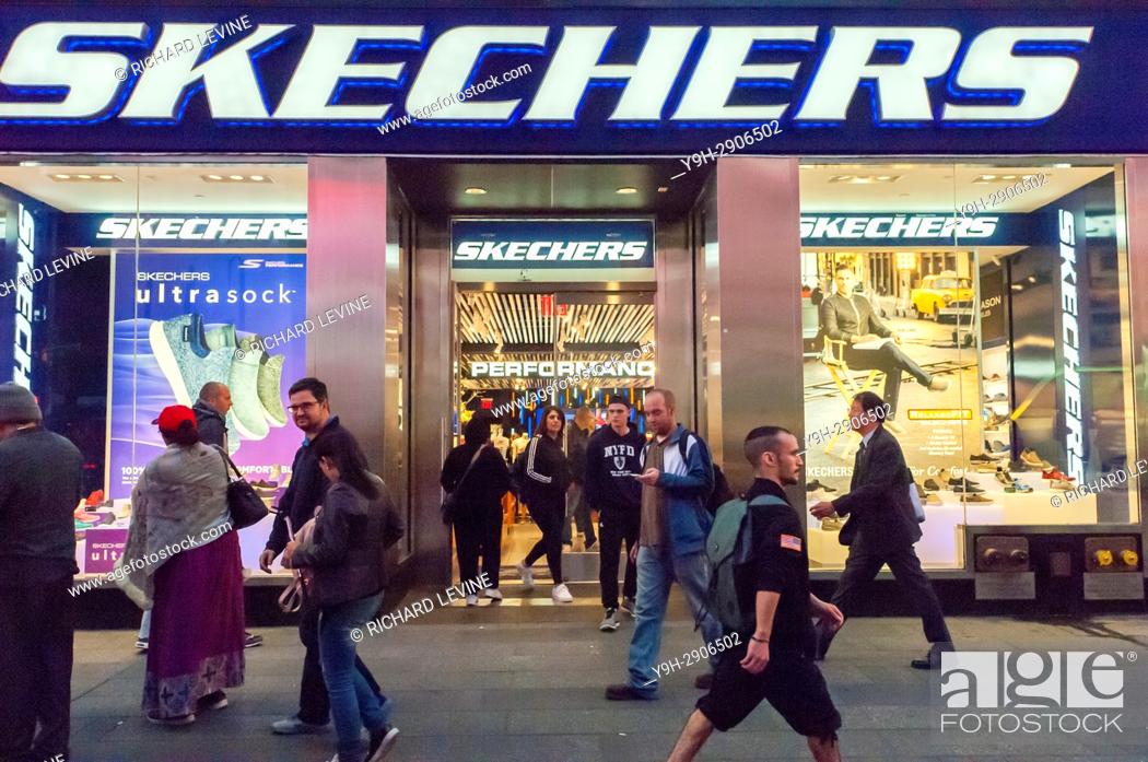 Venta ambulante Sede Floración A Skechers store in Times Square in New York, Foto de Stock, Imagen  Derechos Protegidos Pic. Y9H-2906502 | agefotostock