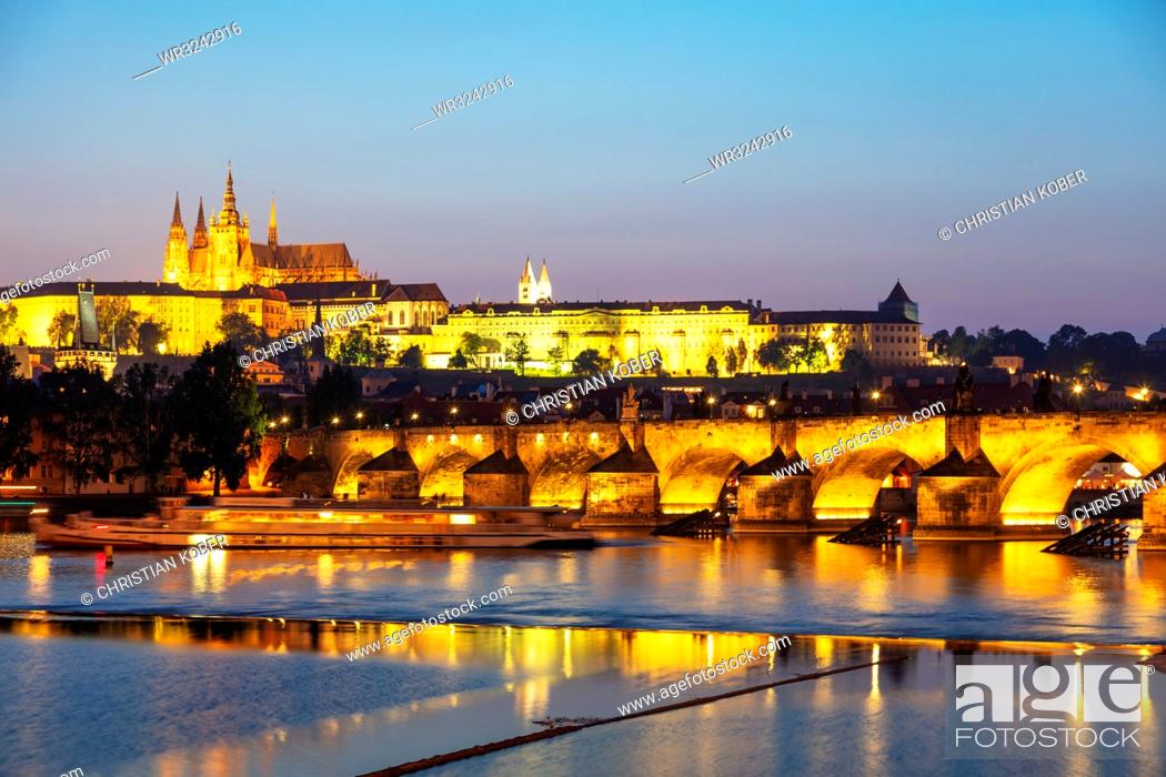 Imagen: Prague Castle and St. Vitus Cathedral above Vltava River, Prague, UNESCO World Heritage Site, Bohemia, Czech Republic, Europe.