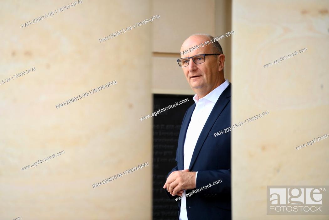 Photo de stock: 14 August 2020, Brandenburg, Potsdam: Dietmar Woidke (SPD), Minister President of Brandenburg, speaks at the beginning of his press tour at the entrance to the.