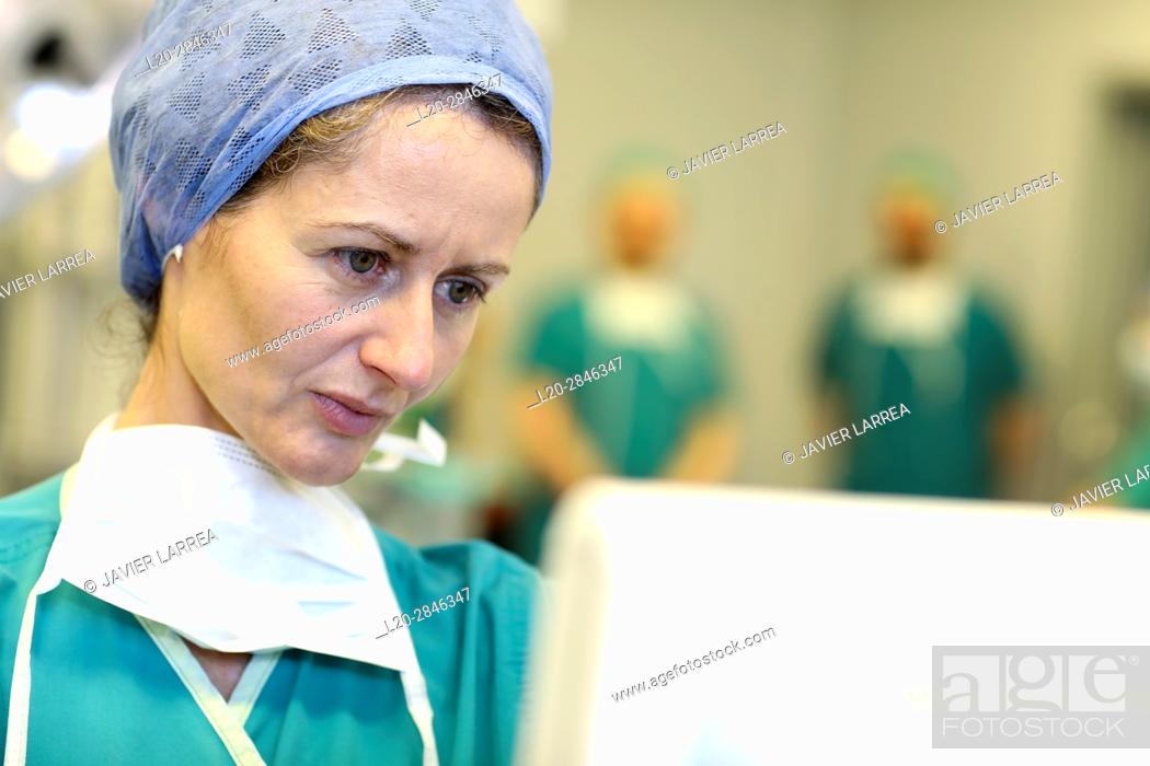 Photo de stock: Surgeon, Surgery, Operating room, Hospital, Spain.