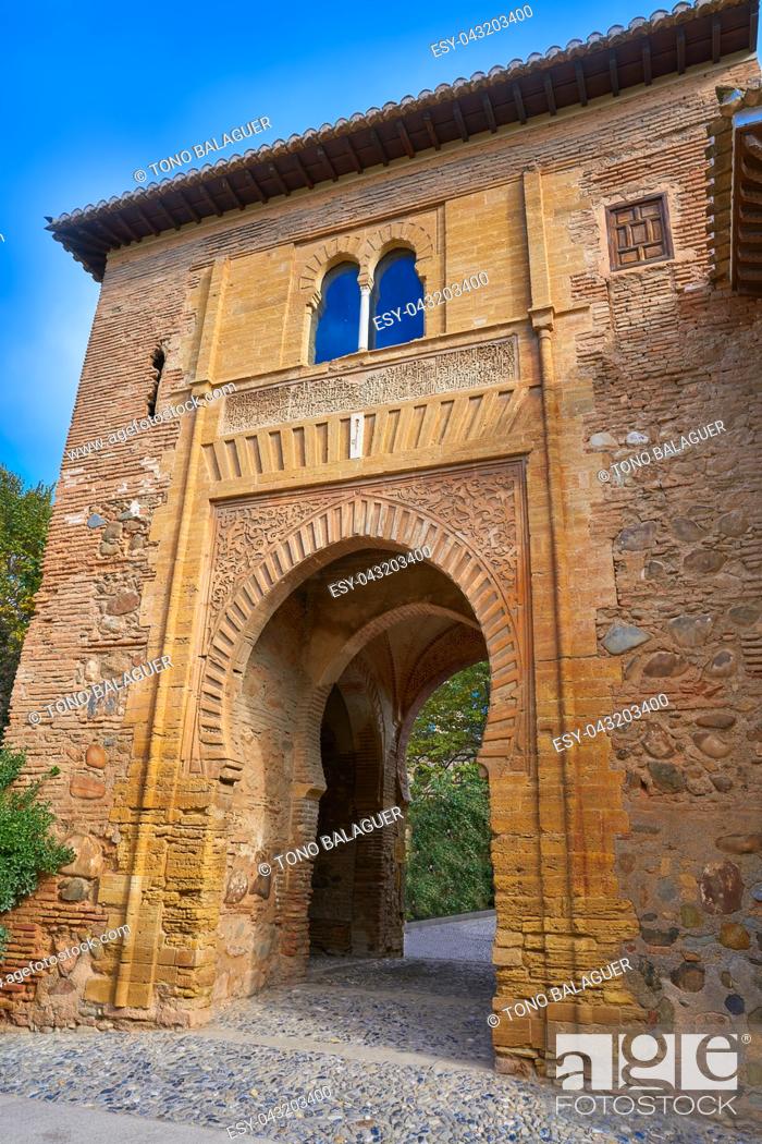 Imagen: Alhambra arch Puerta del vino in Granada of Spain Wine muslim Door.