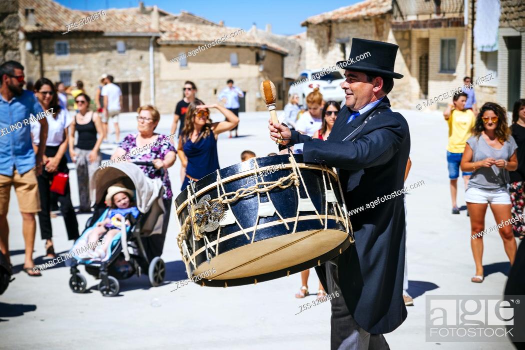 Imagen: The 'Atabalero', the drummer, presides over the Santísimo procession which runs through the streets of the town. Castrillo de Murcia, Burgos, Castilla y Leon.