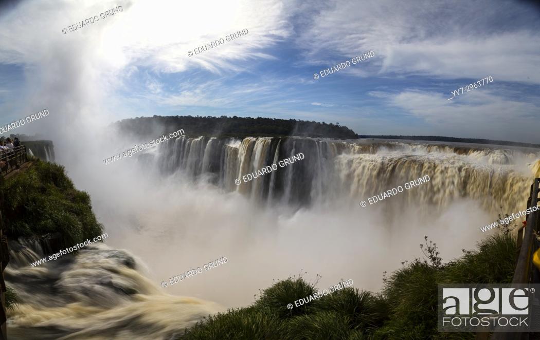 Photo de stock: The Devil's Throat is a set of waterfalls 80 m high that are detached towards a narrow gorge, which concentrates the highest flow of the Iguazu Falls.