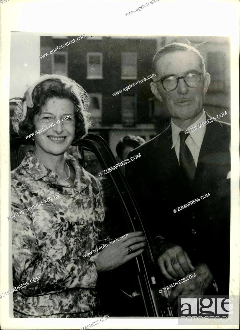 Photo de stock: Oct. 10, 1957 - Lord Aberdare Killed in car crash Married less than a month ago :Lord Aberdare the 72 year old Sportsmen peer was killed today when his car.