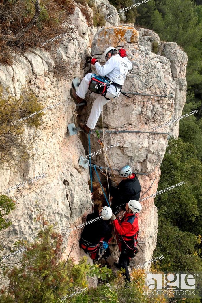 Stock Photo: CLIFF RESCUE MANOEUVRES WITH THE MEDICAL TEAM, TRAINING IN HELICOPTER TRANSPORT FOR EMERGENCY DOCTORS AND NURSES, APPLIED CIVIL SECURITY SCHOOL OF VALABRE.
