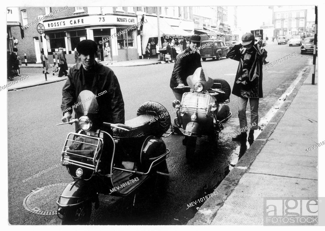 pierna Posdata De acuerdo con Three mods prepare to head off on their Vespa scooters Brixton , London,  Foto de Stock, Imagen Derechos Protegidos Pic. MEV-10187843 | agefotostock