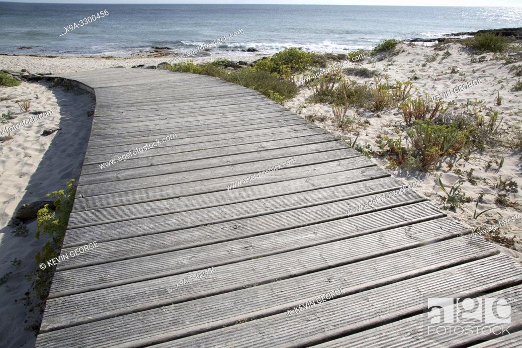 Imagen: Footpath at Larino Beach, Coruna; Galicia; Spain.