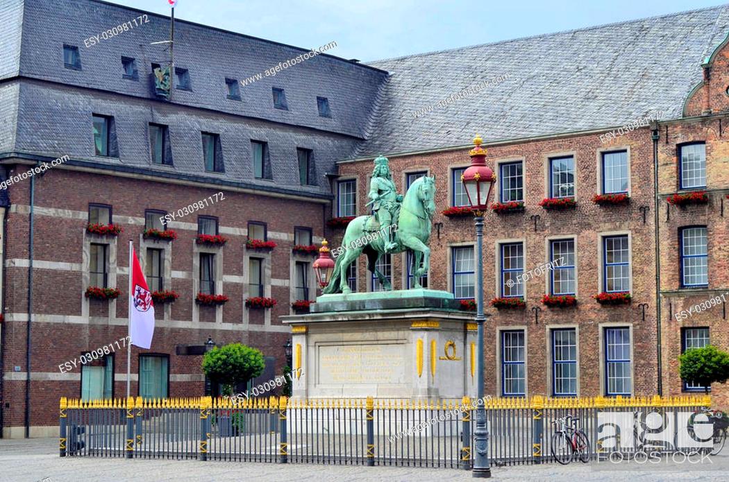 Imagen: Germany, North Rhine-Westphalia, townhall of Duesseldorf with equesterian monument of Jan Wellem aka duke of Juelich and Berg.