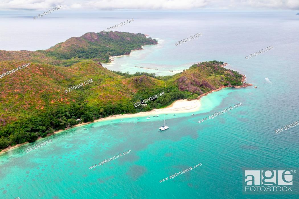Photo de stock: Luftaufnahme der Insel Curieuse, Seychellen. Aerial view of the small island Curieuse, Seychelles in the Indian Ocean.