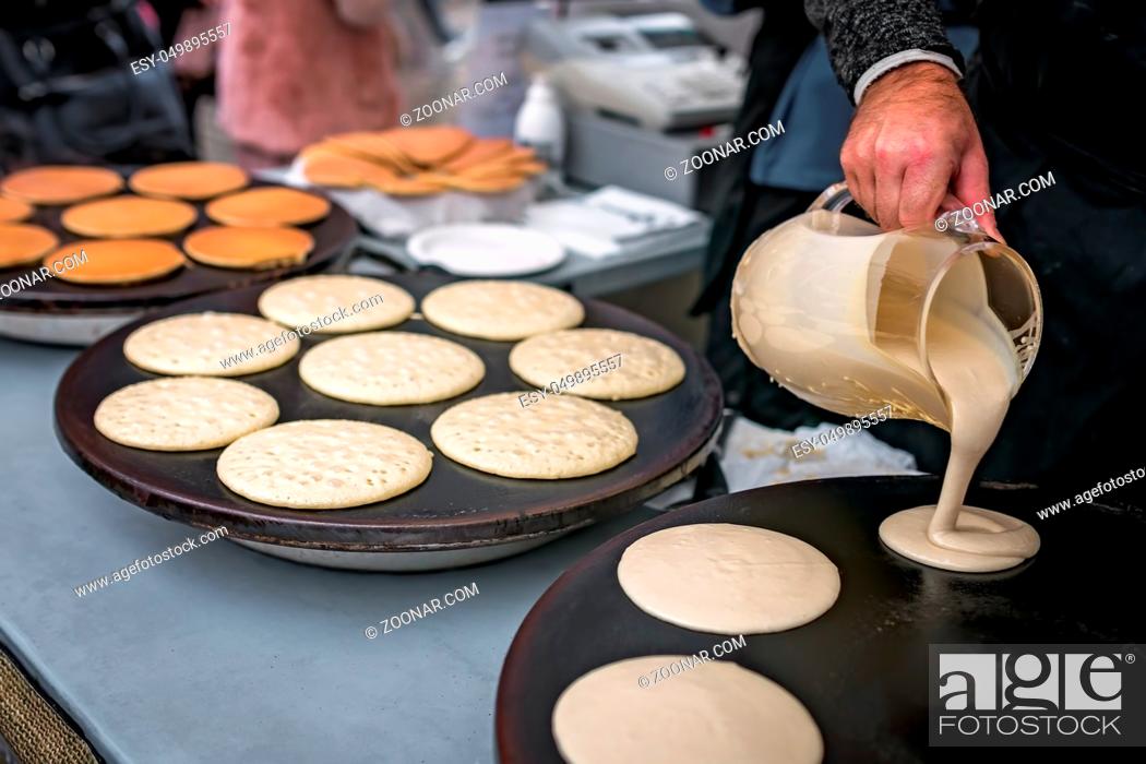 Imagen: Men preparing delicious pancakes on the street food market in Bergen, Norway.