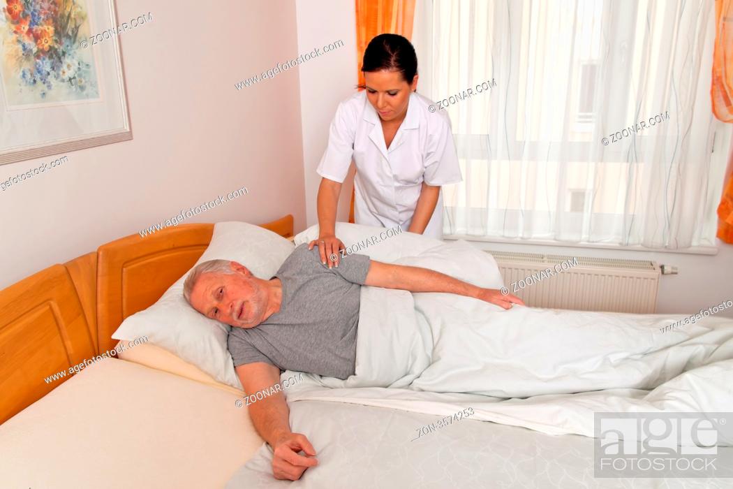 Imagen: eine Pflegerin bei Altenpflege von Senioren im Altenheim.