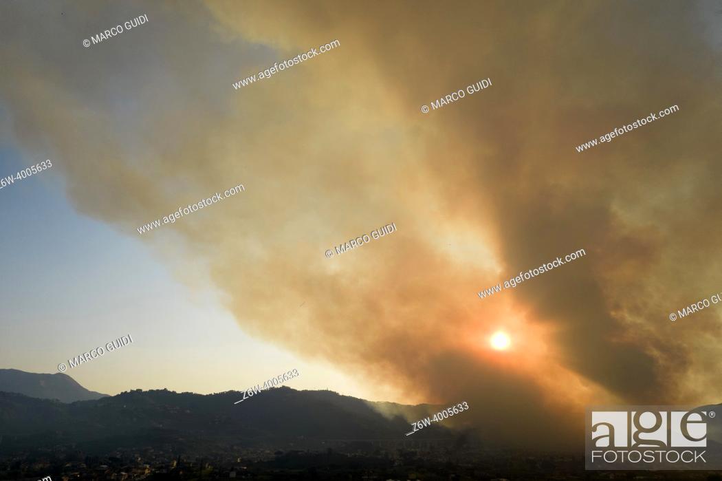 Photo de stock: Photographic documentation of a large column of smoke caused by a forest fire in the upper Versilia Tuscany.