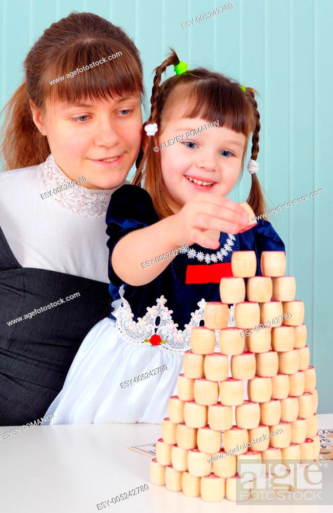 Imagen: Mom and daughter play - to build a tower.