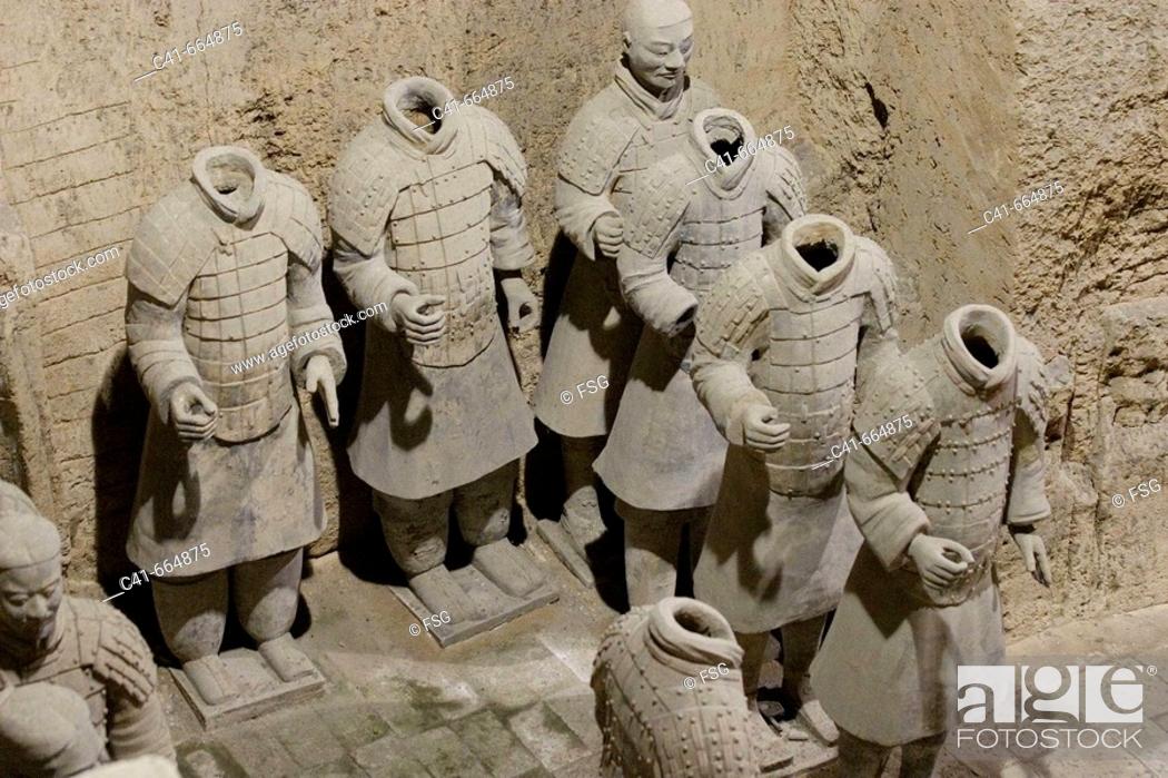Photo de stock: Terracotta warriors from the tomb of First Emperor Qinshihuang in Xi'an Museum. Shaanxi, China.