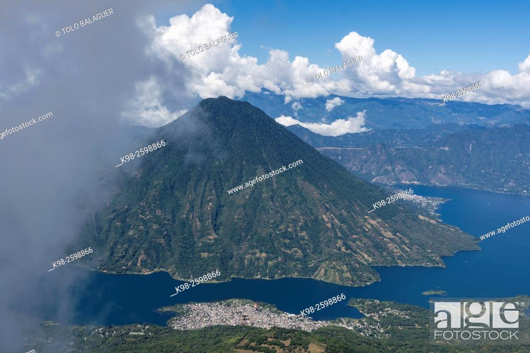 Stock Photo: volcán San Pedro, suroeste de la caldera del lago de Atitlán en Guatemala. Tiene una altitud de 3. 020, lago de Atitlán , Guatemala, Central America.