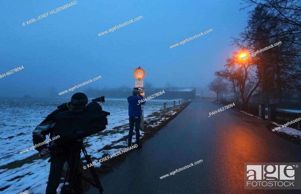 Imagen: Journalists wait in front of the German penitentiary facility Landsberg, in Rothenfeld, near Andechs, Bavaria, Germany, early morning 29 February 2016.