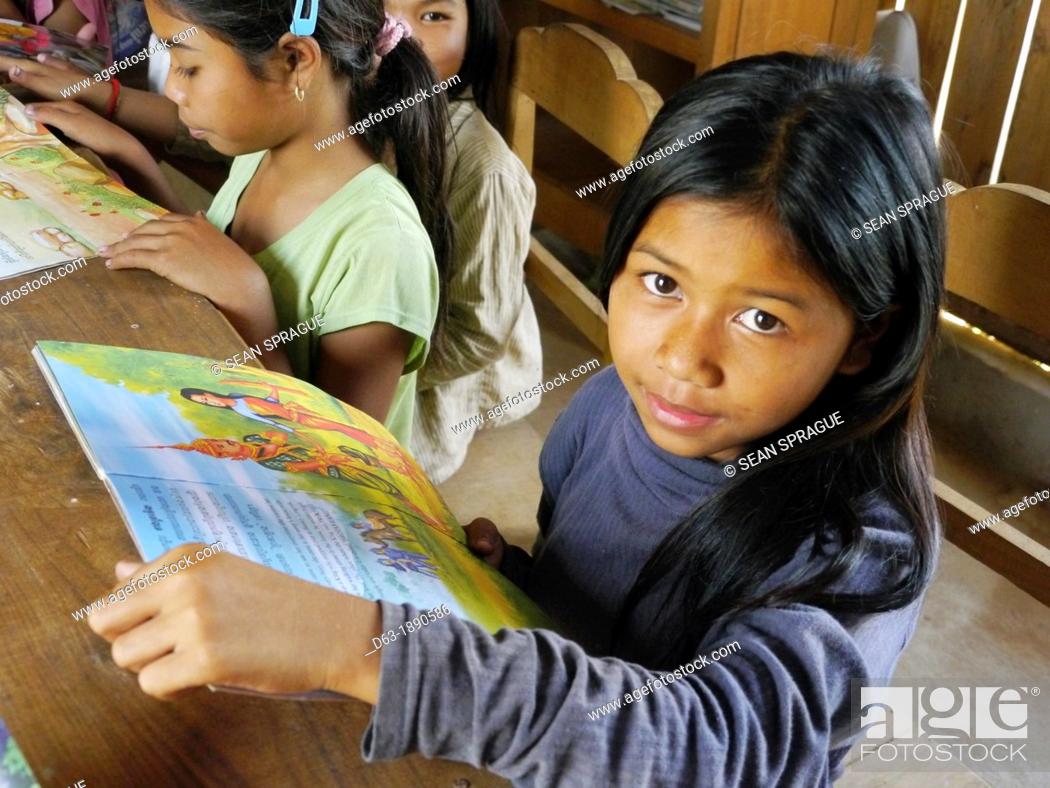 Imagen: CAMBODIA. Projects of DPA in Stung Treng, supported by SCIAF. Katot village  Girls at the village literacy centre.