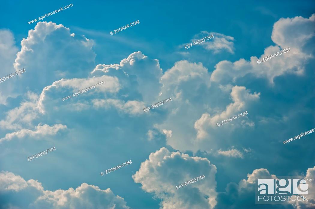 Photo de stock: Large fluffy cloud relief details on blue sky.