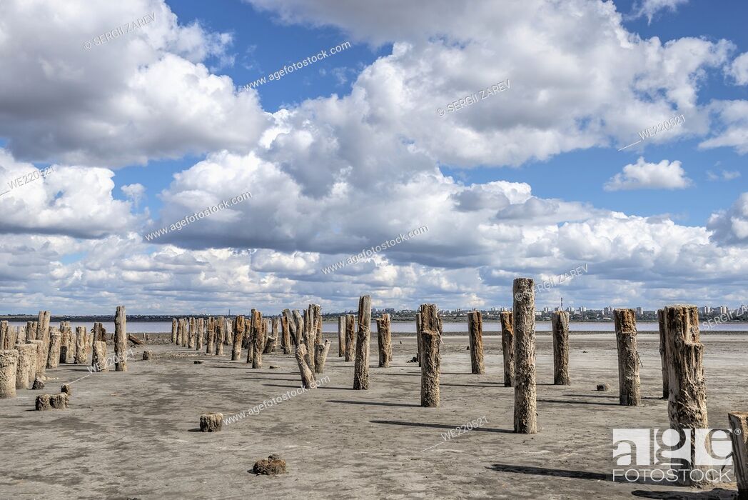 Photo de stock: Salty drying estuary Kuialnyk near Odessa, Ukraine, on a cloudy autumn day.