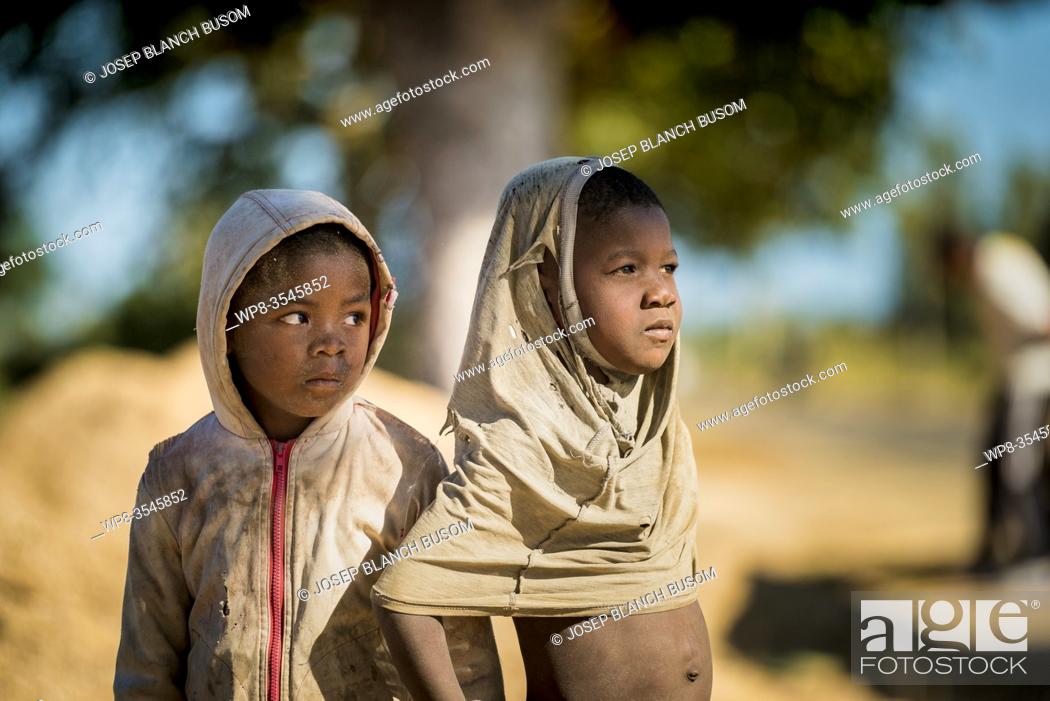 Photo de stock: Malagasy children of Sakalava ethnicity near Morondava, Madagascar.