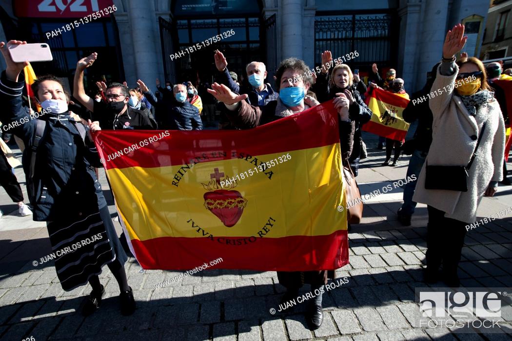 Imagen: Madrid, Spain; 22/11/2020.- ""I will reign in Spain ... Long live Christ the King"" text on the flag..Tribute to the coup general Francisco Franco on the.