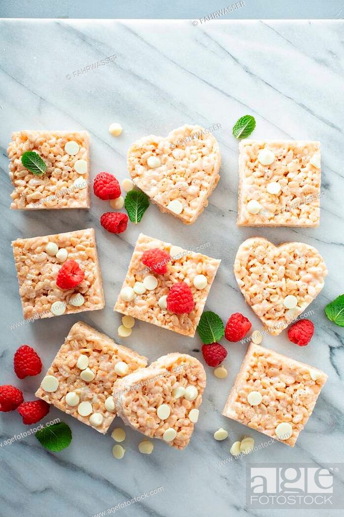 Imagen: Rice crispies treat with raspberry and white chocolate.