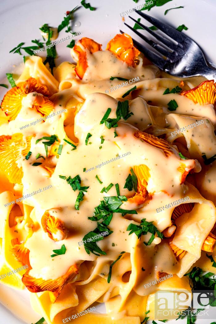 Stock Photo: Tagliatelle with fresh chanterelles in a mushroom sauce.